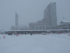 雪の秋田駅
