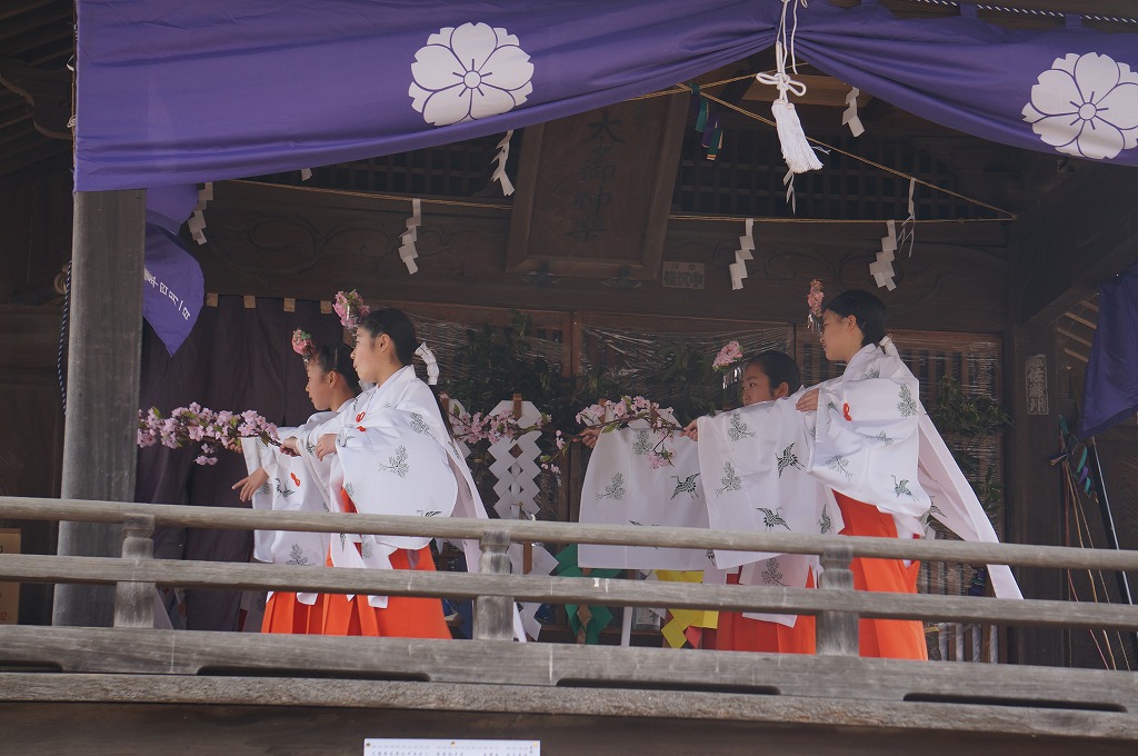 Japan culture~kagura in a shrine girls players 
