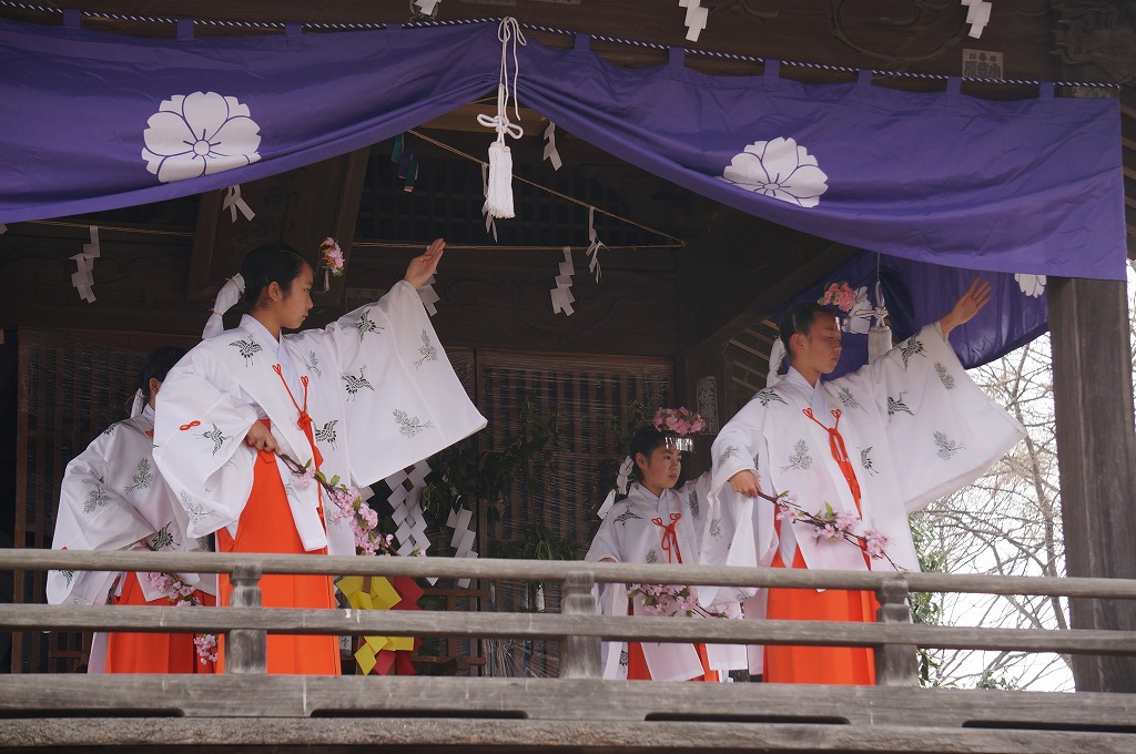 girls dancers in kagura Japan culture
