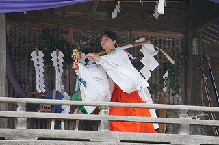 a girl dances kagura (Japan culture)