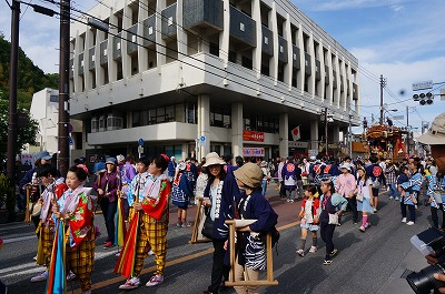 many people is walking at the festival