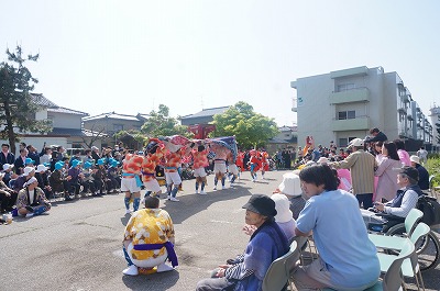 the lion dance in the square